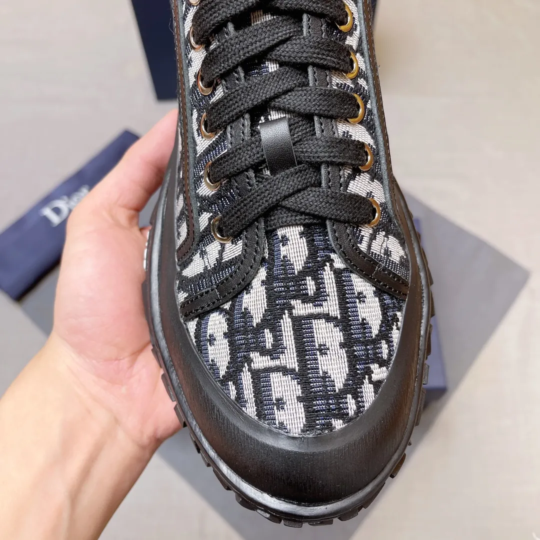 p480 Dior series low-top👟🔥[Dior] Dior's new casual men's shoes are launched in Hong Kong counters. Official website 1:1 production. Original Italian materials. Designed by European and American masters. Perfect shape to create counter quality. Solid color rubber wear-resistant outsole and classic dazzling head! Super versatile and very comfortable. High-end without losing taste, fashionable and novel! ! Absolute focus! Code number: 38-44, two colors available